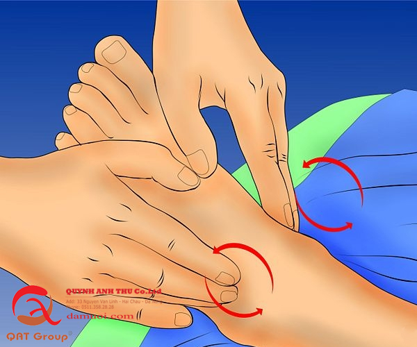Cách thực hiện Massage chân với đá muối Himalaya